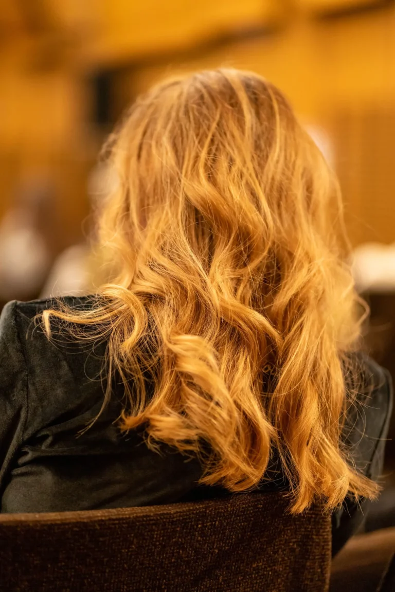 Blond bez żółtego odcienia – jak utrzymać chłodny kolor?